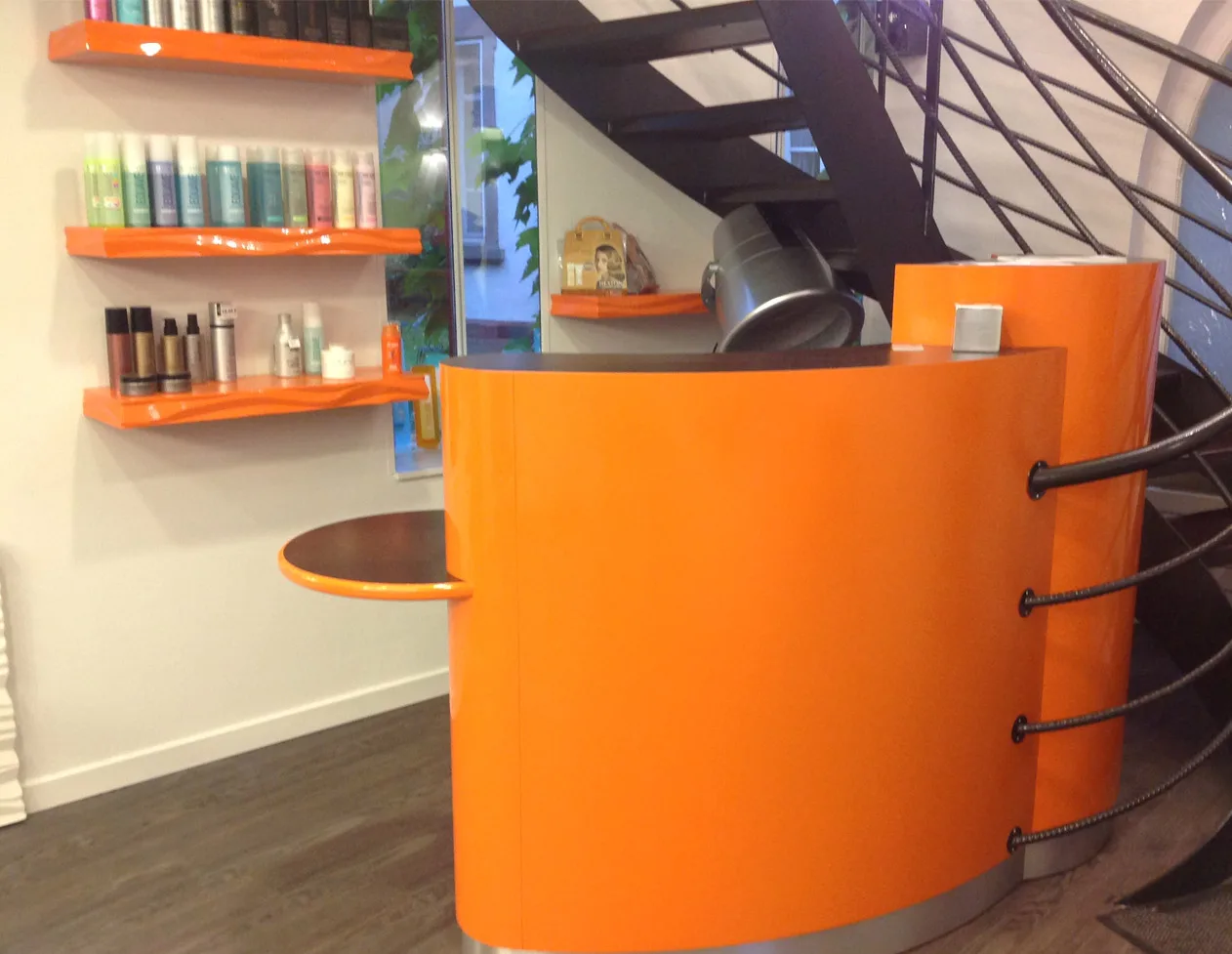 Le comptoir d'accueil orange du salon