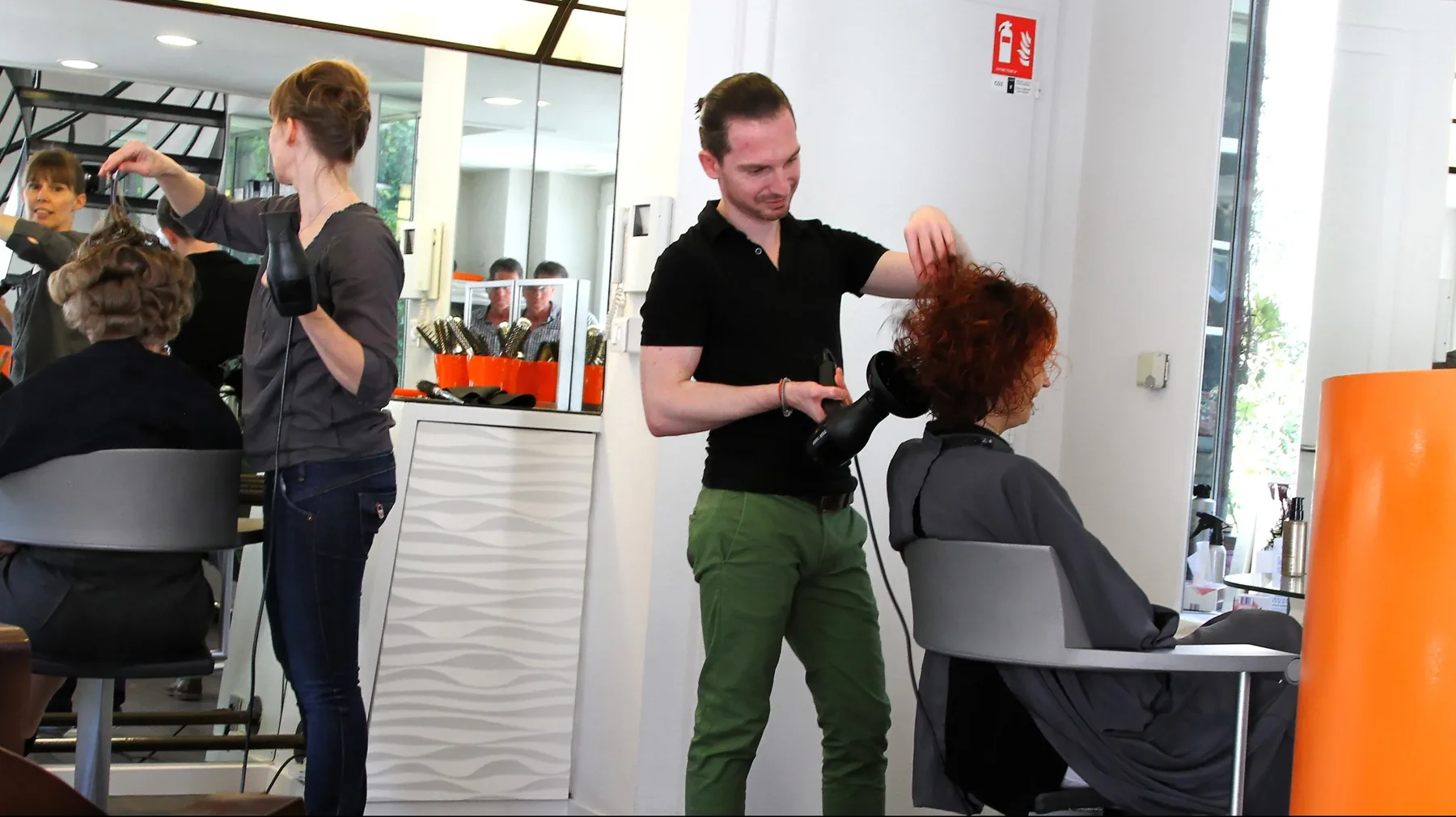 L'intérieur du salon, coiffeurs au travail