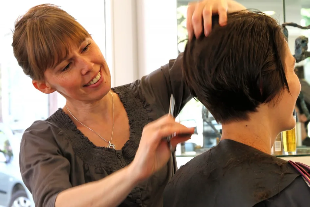 Une coupe en cours au salon
